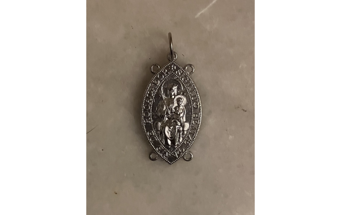 La sportelle en guise de médaille de finisher, remise dans la cathédrale de Cahors.